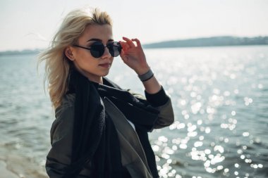 Göl kenarında eğlenen güzel sarışın kız