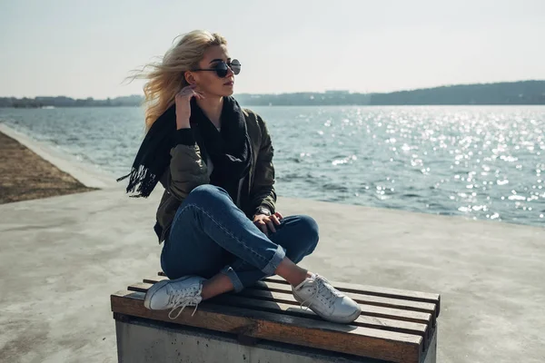 Bella ragazza bionda divertirsi vicino al lago — Foto Stock