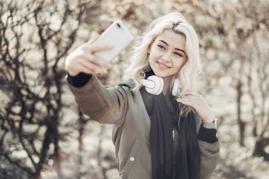 Güzel Sarışın Kız Selfie yapma