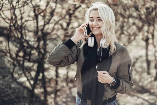 Beautiful Blonde Girl Speaks on Phone — Stock Photo, Image
