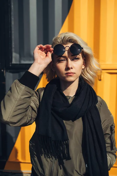 Porträtt av vacker blond flicka i grön jacka — Stockfoto