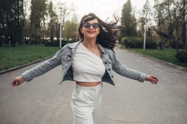 Güneş Gözlüğü Beyaz Pantolon ve Jeans Ceket, Kırmızı Ruj Güzel Esmer Kız