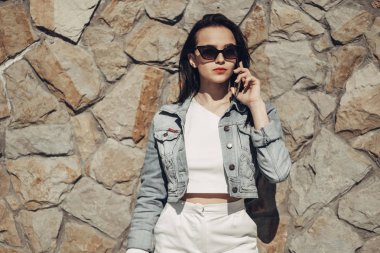 Güneş Gözlüğü Beyaz Pantolon ve Jeans Ceket, Kırmızı Ruj Güzel Esmer Kız