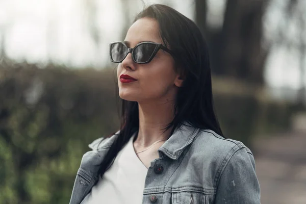 Beautiful Brunette Girl in Sunglasses White Pants and Jeans Jacket, Red Lipstick — Stock Photo, Image