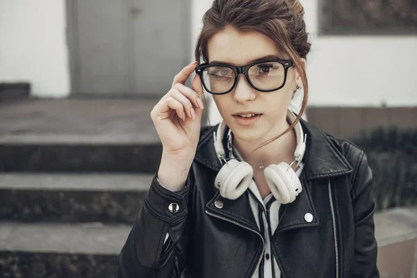 Outdoor Summer Portrait of Young Beautiful Girl in Black Leather Jacket and Trendy Black Glasses — Stock Photo, Image