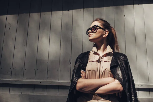 Retrato de chica con estilo viste ropa de mujer y chaqueta de cuero negro —  Fotos de Stock