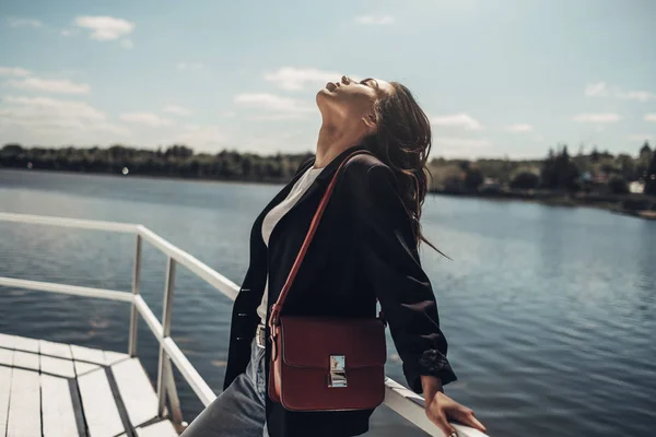 Retrato de moda de la elegante morena bonita mujer joven al aire libre — Foto de Stock