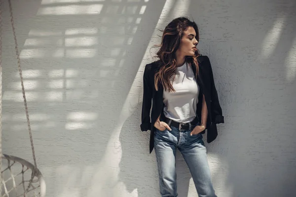 Fashion Portrait of Stylish Pretty Brunette Young Woman Outdoor — Stock Photo, Image