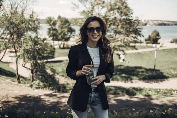 Retrato de moda de elegante bonita morena jovem mulher ao ar livre — Fotografia de Stock