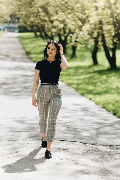 Portret van schattig brunette meisje in zwart T-shirt — Stockfoto