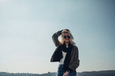 Göl kenarında eğlenen güzel sarışın kız