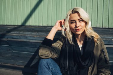 Yeşil Ceket Li Güzel Sarışın Kız Kulaklıkmüzik Dinleme