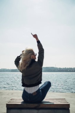 Göl kenarında eğlenen güzel sarışın kız