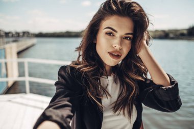 Şık Pretty Esmer Genç Kadın Açık Moda Portre