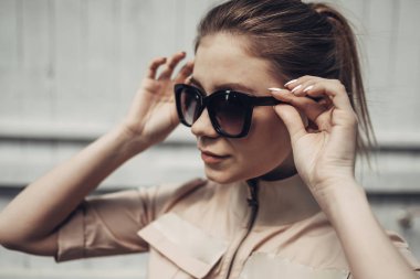 Şık Kız Portresi Kadın Tulum ve Siyah Güneş Gözlüğü Giyer