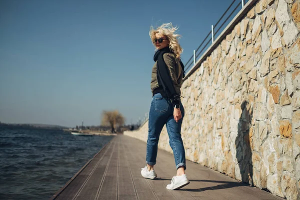 Göl kenarında eğlenen güzel sarışın kız