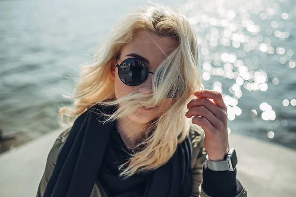 Menina loira bonita se divertindo perto do lago — Fotografia de Stock