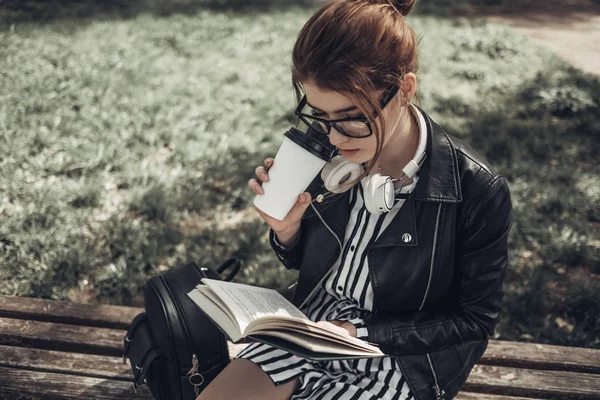 Outdoor Summer Portrait of Young Beautiful Girl in Black Leather Jacket Leads Livro no Parque — Fotografia de Stock