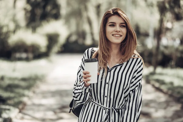 Retrato de verano al aire libre de joven hermosa chica de rayas blancas vestido elegante beber café —  Fotos de Stock