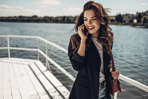 Şık Pretty Esmer Genç Kadın Açık Moda Portre