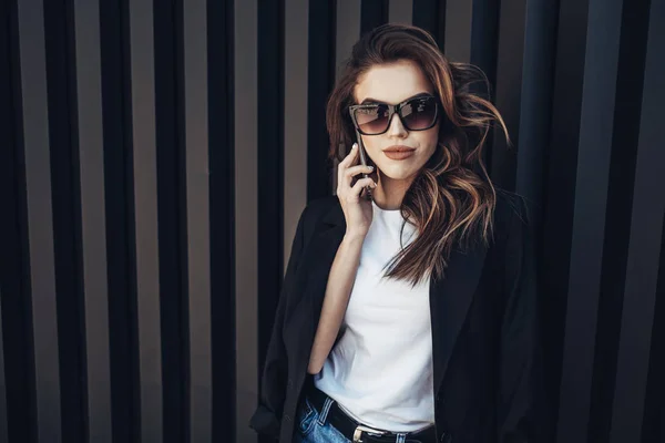 Retrato de moda de la elegante morena bonita mujer joven al aire libre — Foto de Stock