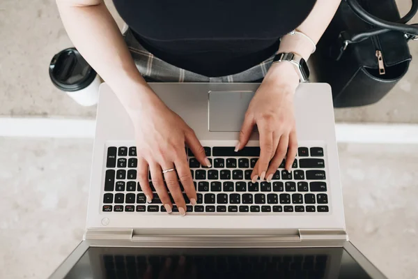 Dolgozó nő laptop szabadban, szabadúszó Concept — Stock Fotó