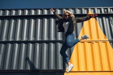 Güzel Sarışın Kız Eğleniyor