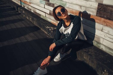 Metin ile Pullover Güzel Genç Hipster Kız 