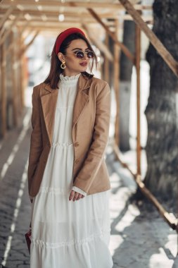 Sokakta Genç Moda İş Kadını Portresi