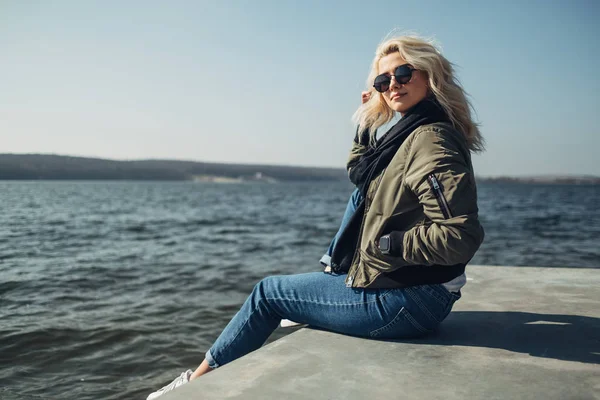 Beautiful Blonde Girl Having Fun Near the Lake — Stock Photo, Image