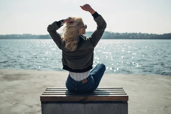 Bella ragazza bionda divertirsi vicino al lago — Foto Stock