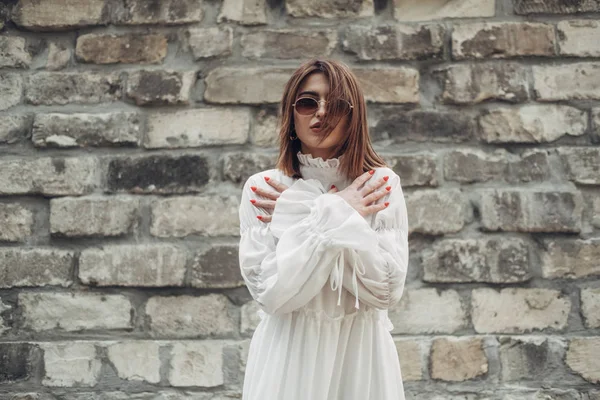 Portret van de jonge modieuze vrouw op straat — Stockfoto