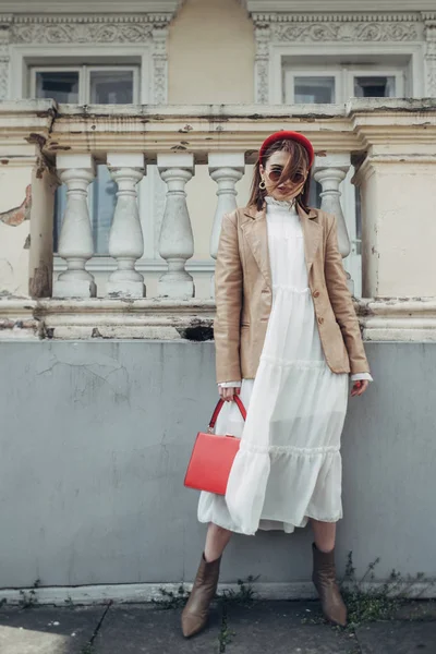 Sokakta Genç Moda İş Kadını Portresi