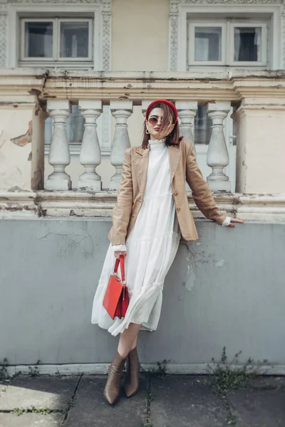 Ritratto di giovane donna d'affari alla moda per strada — Foto Stock