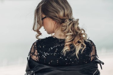 Siyah Deri Ceketşık Genç Kadın Portresi