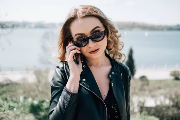 Portret van stijlvolle jonge vrouw in zwart lederen jas — Stockfoto