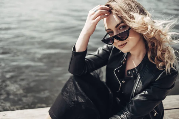 Porträt einer stilvollen jungen Frau in schwarzer Lederjacke — Stockfoto