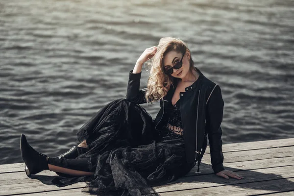 Porträt einer stilvollen jungen Frau in schwarzer Lederjacke — Stockfoto