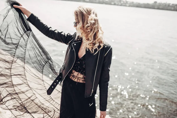 Portrait de jeune femme élégante en veste en cuir noir — Photo