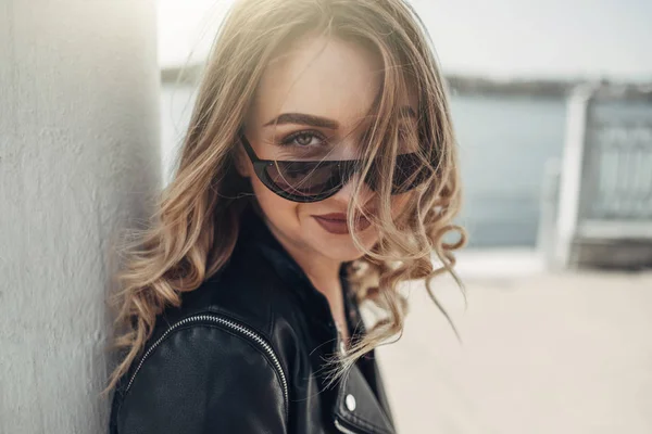 Retrato de mujer joven con estilo en chaqueta de cuero negro — Foto de Stock