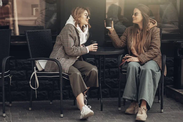 Portrait of Two Fashion Girls, Best Friends Outdoors, Coffee Break Lunch at Sunny Day — Stock Photo, Image