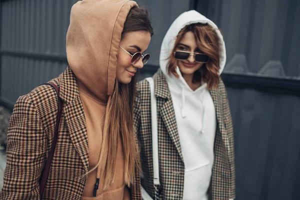 Портрет двух девушек моды, лучших друзей на открытом воздухе, в стильной куртке — стоковое фото