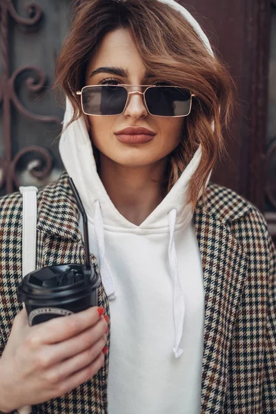 Портрет дівчини моди на відкритому повітрі, в стильній куртці — стокове фото