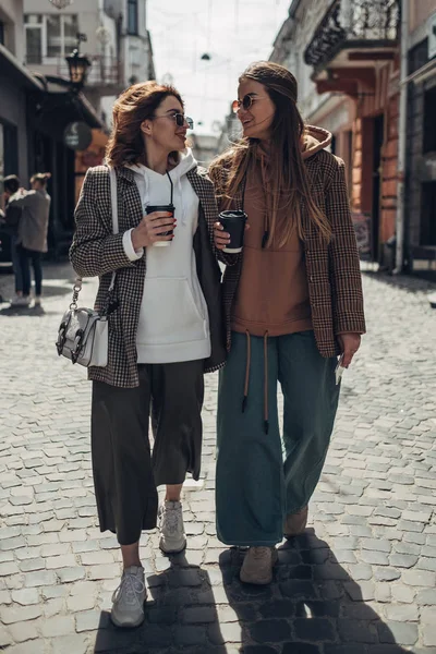 Portrait of Two Fashion Girls, Best Friends Outdoors, Coffee Break Lunch — Stock Photo, Image