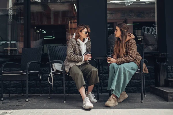 İki Moda Kız Portresi, En İyi Arkadaşlar Açık, Kahve Molası Öğle Yemeği