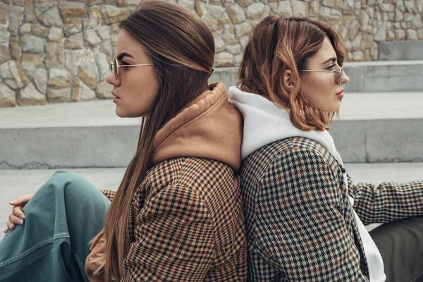 Portré két divatos lány, Best Friends szabadban, viselése stílusos kabát, séta a tó közelében — Stock Fotó