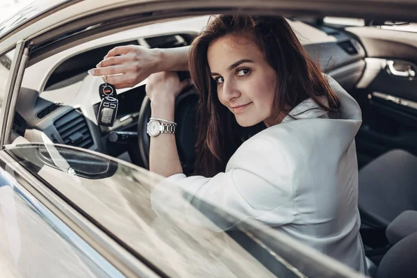 Fashion Stylish Driver Girl in White Suit Sitting in the Car — Stock Photo, Image