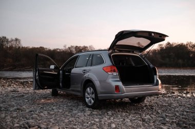 Sunset, Road Trip and Travel Concept 'da Cip Nehre Karşı
