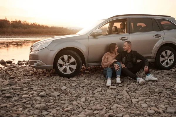 Young Couple Travel Car Enjoys Ride Weekend Adventure Concept — Stock Photo, Image