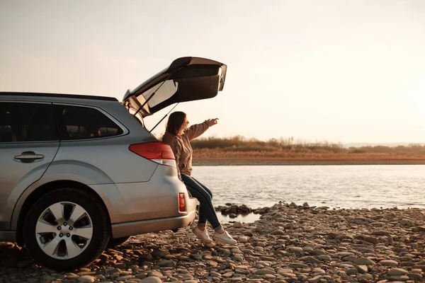 Une Belle Fille Voyage Avec Une Voiture Profiter Promenade Week — Photo